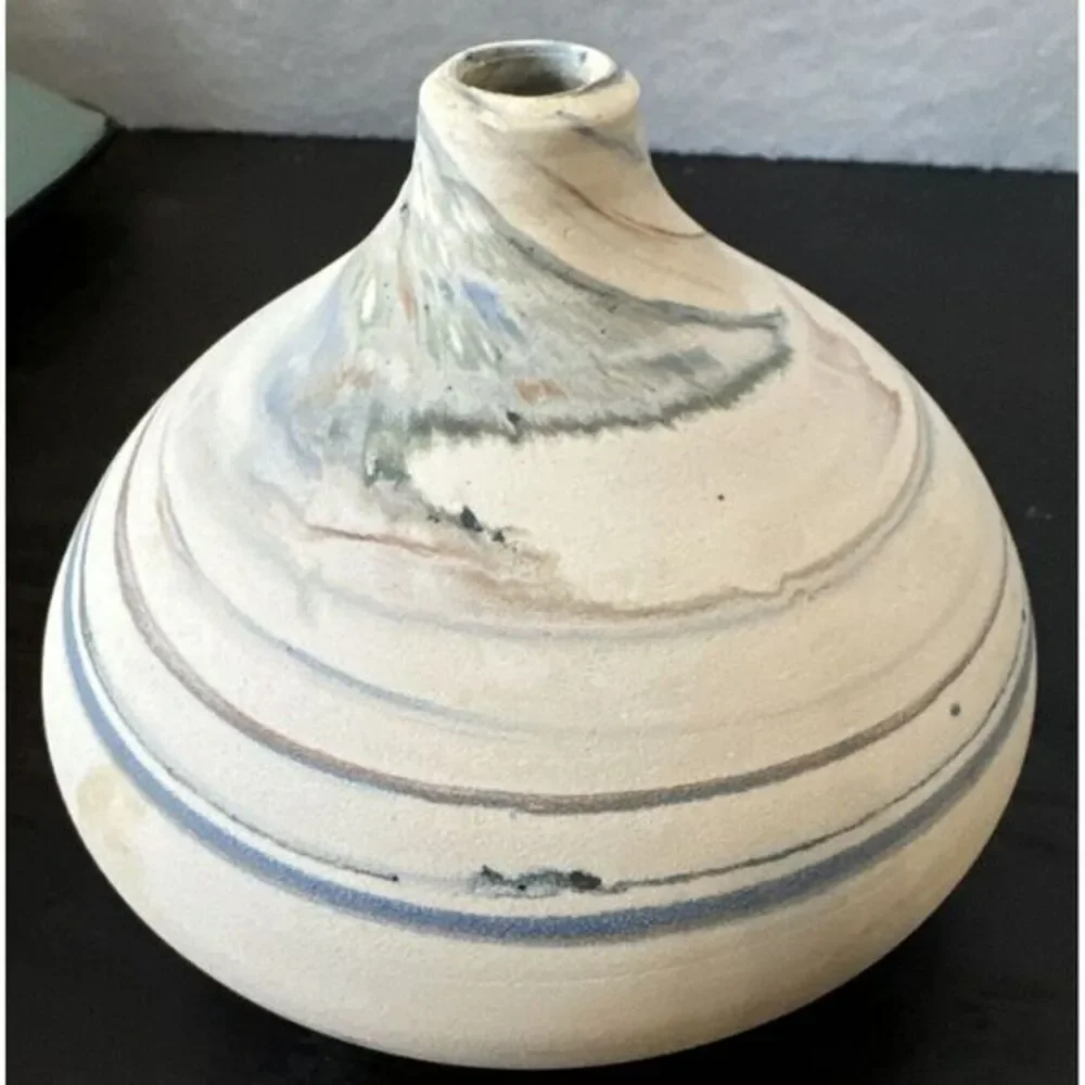 Small Pottery Vase,‎ Signed 4